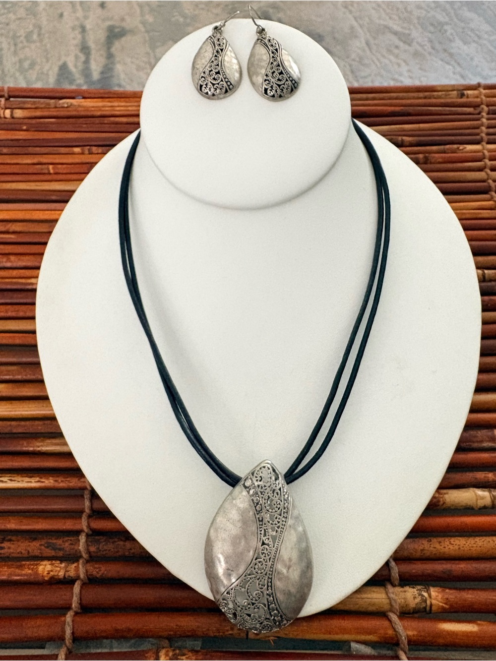 Premier Designs Silver-Tone Filigree Teardrop Necklace and Earrings Set 17”-19”